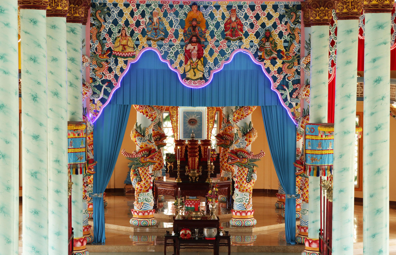 Bên trong Thánh thất Bên trong Thánh thất