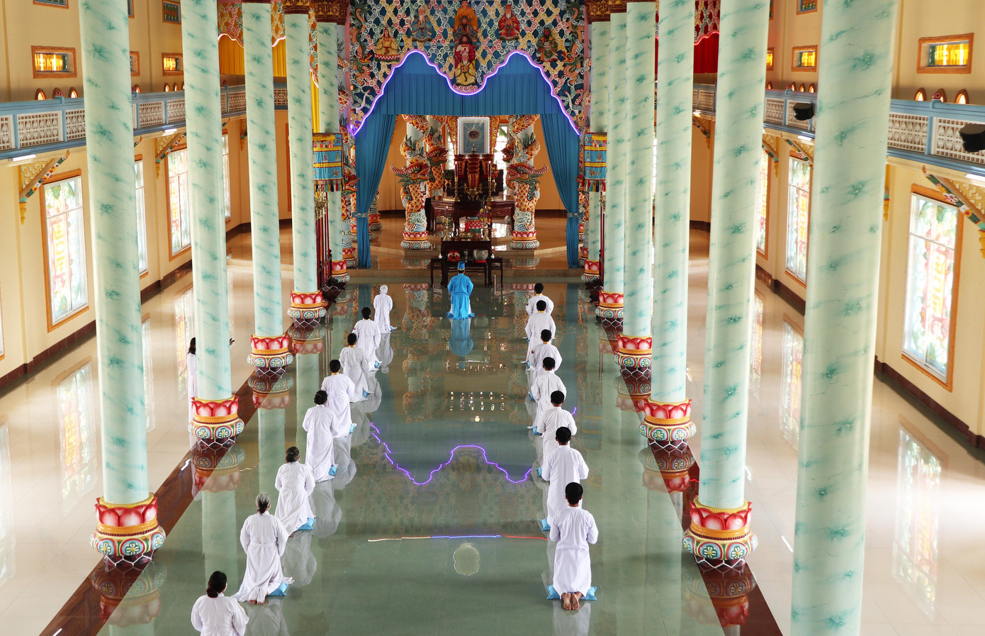 Các tín đồ làm lễ Các tín đồ làm lễ