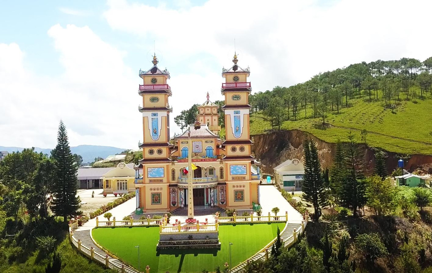 Thánh thất tọa lạc trên đồi thông Thánh thất tọa lạc trên đồi thông