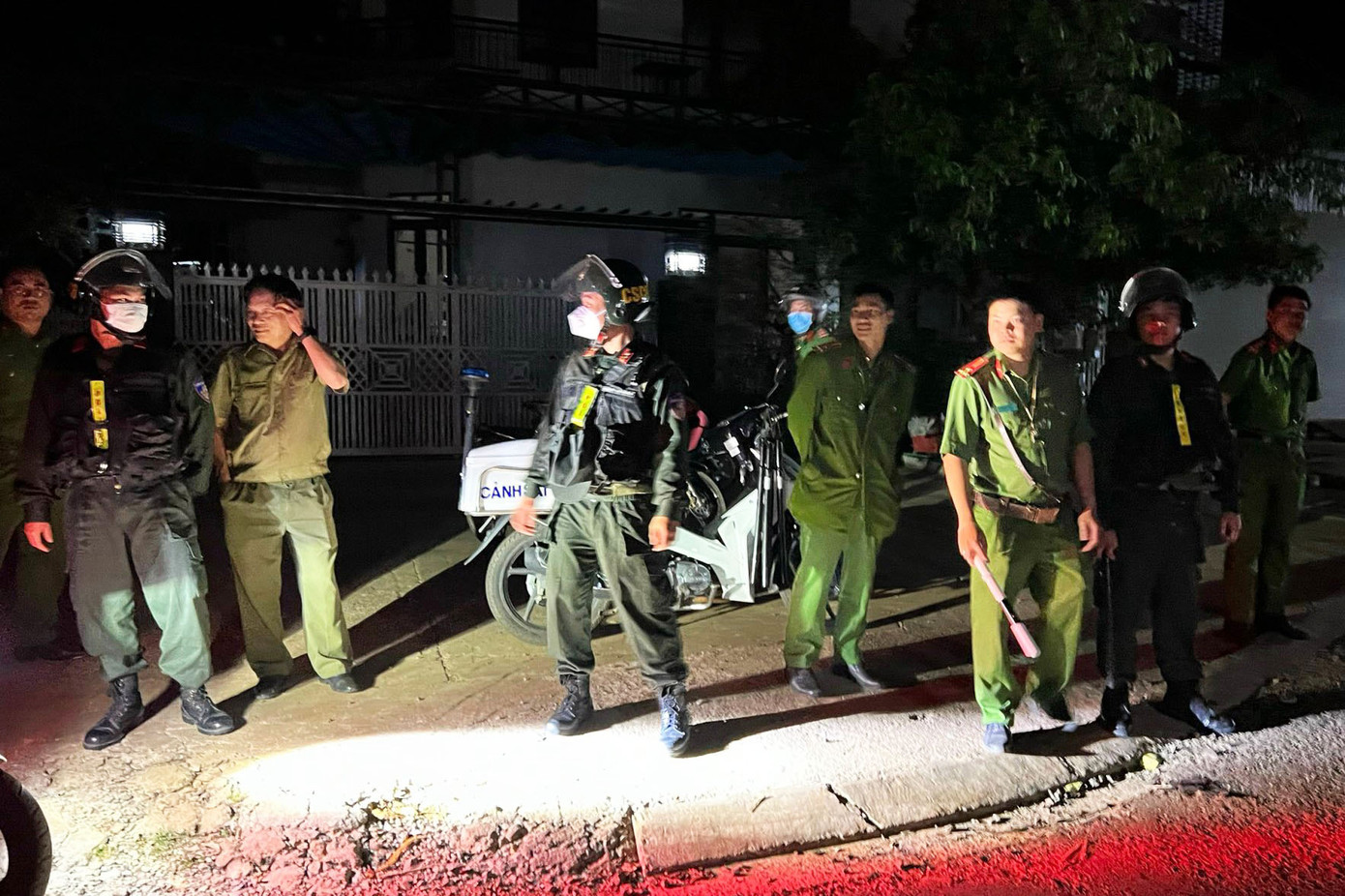 Lực lượng chức năng bắt hai cha con Hoàn Xuyến Lực lượng chức năng bắt hai cha con Hoàn Xuyến