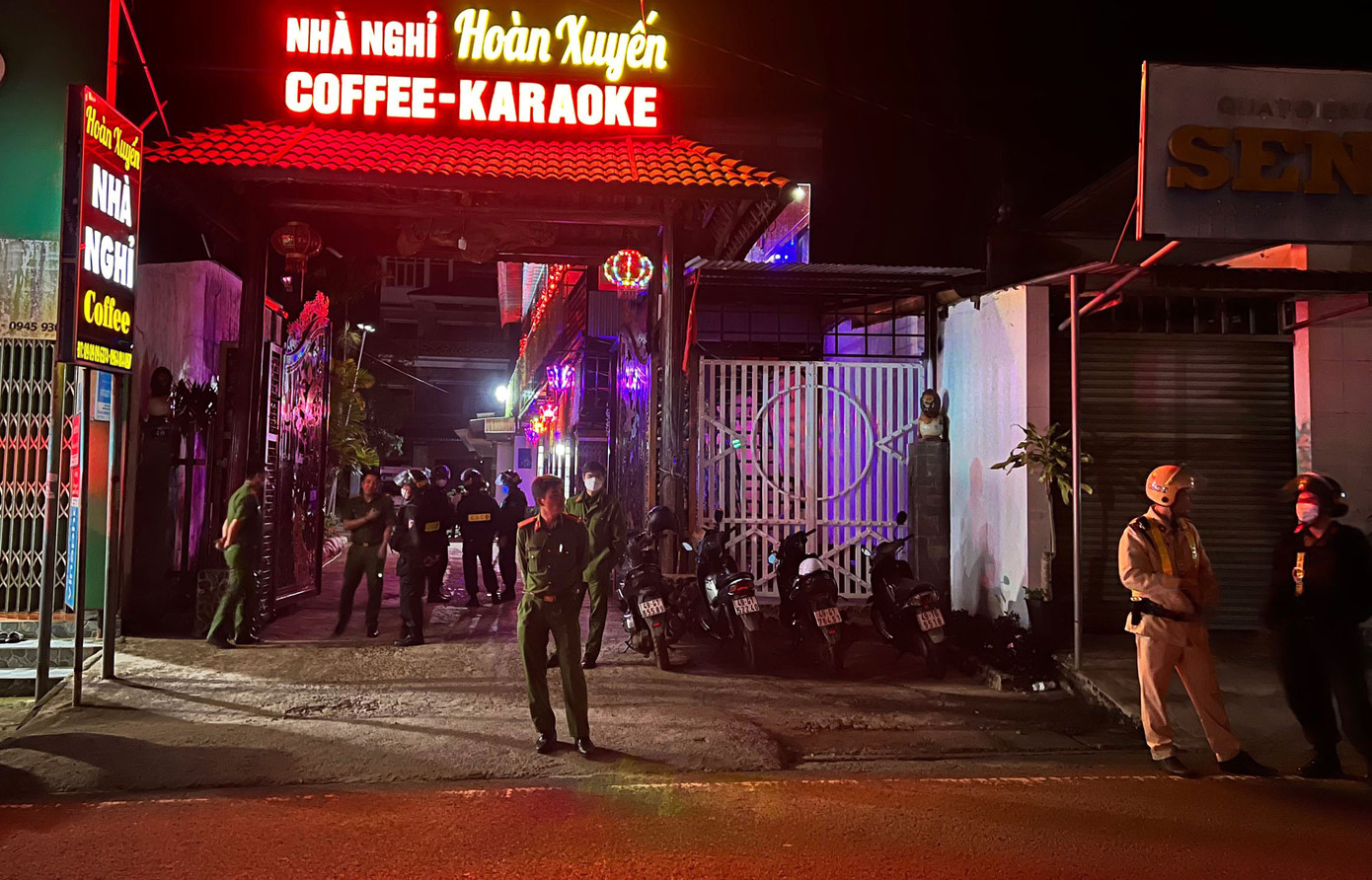 Khám xét nhà nghỉ Hoàn Xuyến trong đêm