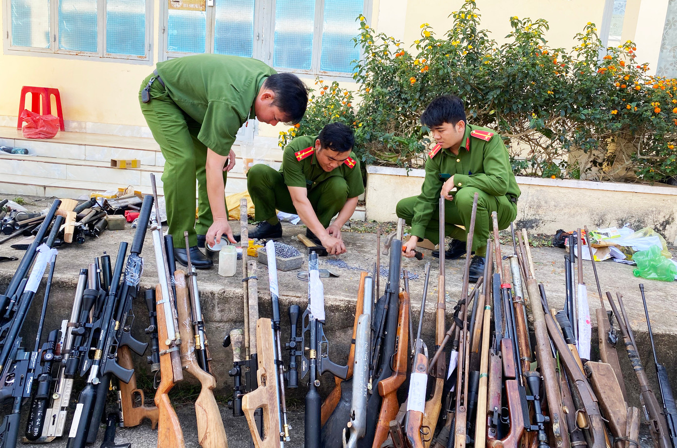 Công an tiêu hủy số lượng lớn súng, đạn...