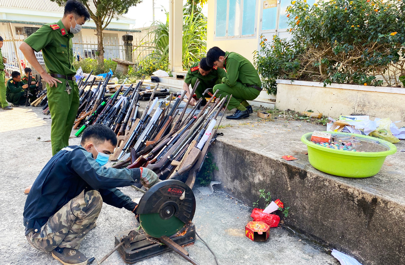 Cắt nhỏ, tháo rời súng, công cụ hỗ trợ trước khi tiêu hủy