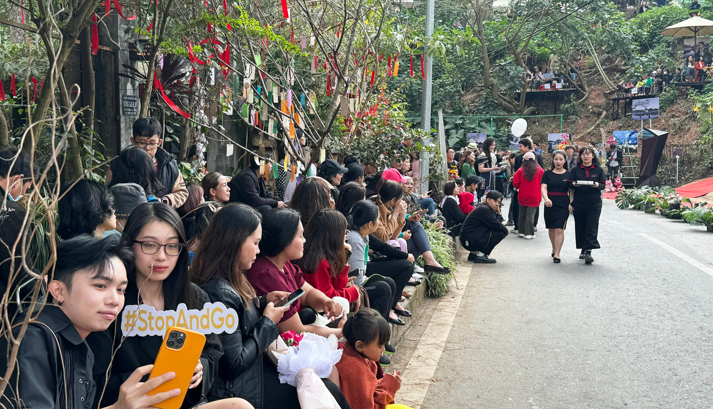 Đông đảo khán giả xem show diễn âm nhạc và thời trang. Đông đảo khán giả xem show diễn âm nhạc và thời trang.