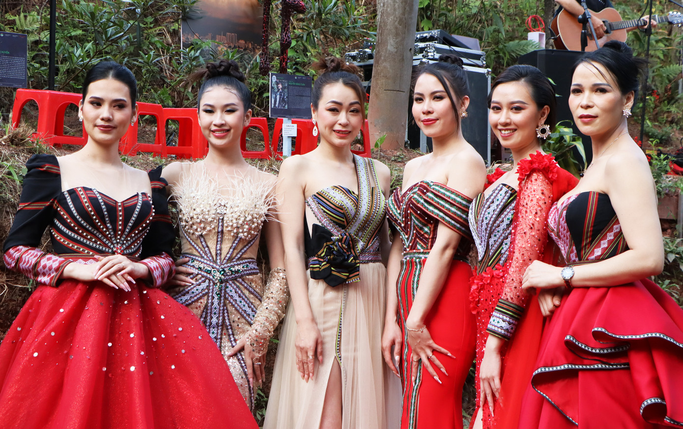 Sắc đỏ là tông màu chủ đạo. Sắc đỏ là tông màu chủ đạo.