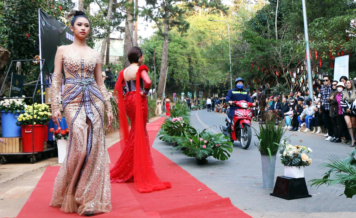 Trình diễn thời trang K'Ho trên đường phố Đà Lạt. Trình diễn thời trang K'Ho trên đường phố Đà Lạt.