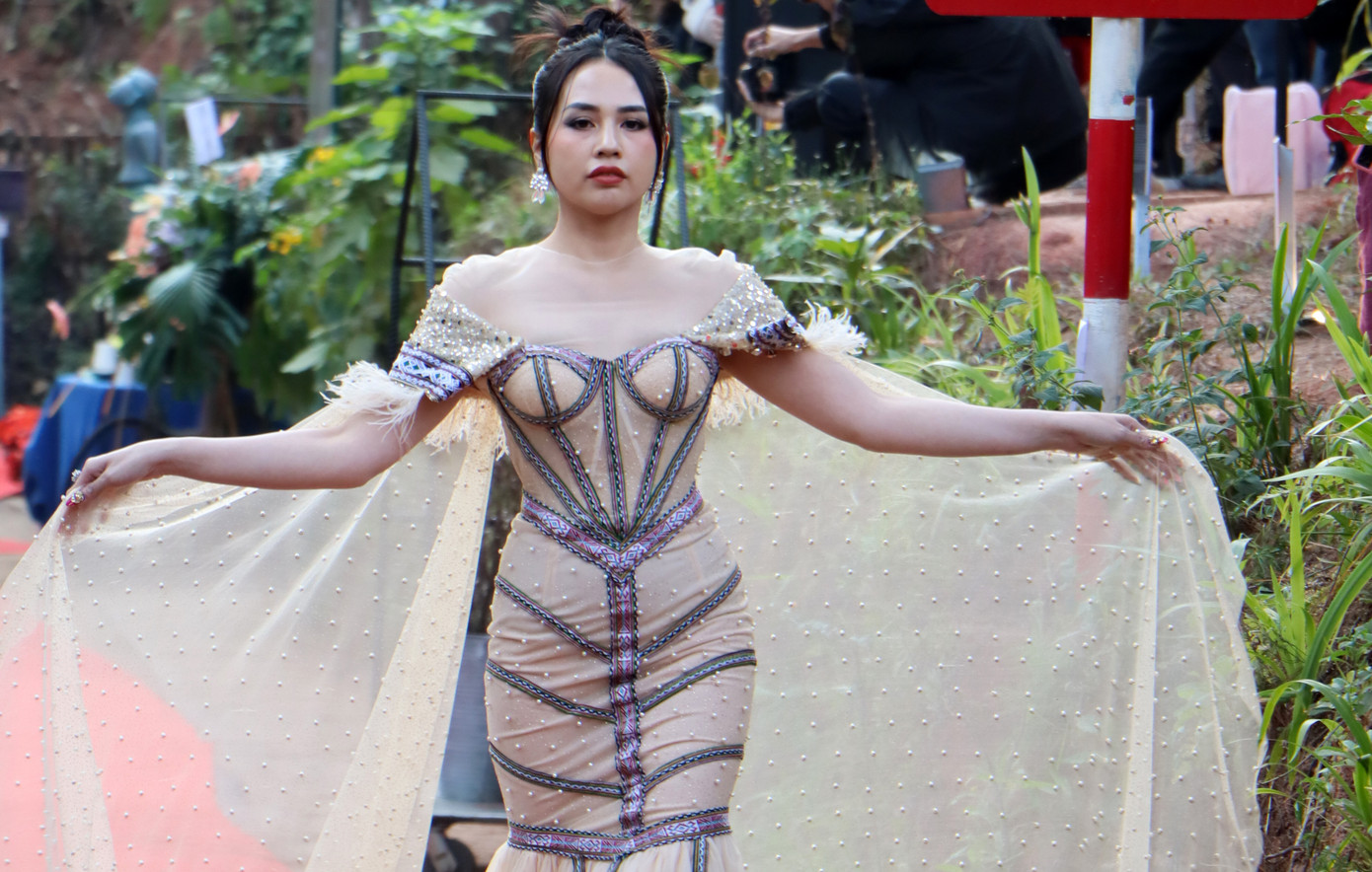 Cách tân thổ cẩm là xu hướng mới, đưa các mẫu thiết kế đến gần hơn với công chúng. Cách tân thổ cẩm là xu hướng mới, đưa các mẫu thiết kế đến gần hơn với công chúng.