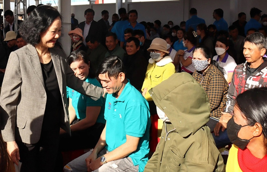 Thường trực Ban Bí thư thăm hỏi, tặng quà cho công nhân ở khu công nghiệp Thường trực Ban Bí thư thăm hỏi, tặng quà cho công nhân ở khu công nghiệp