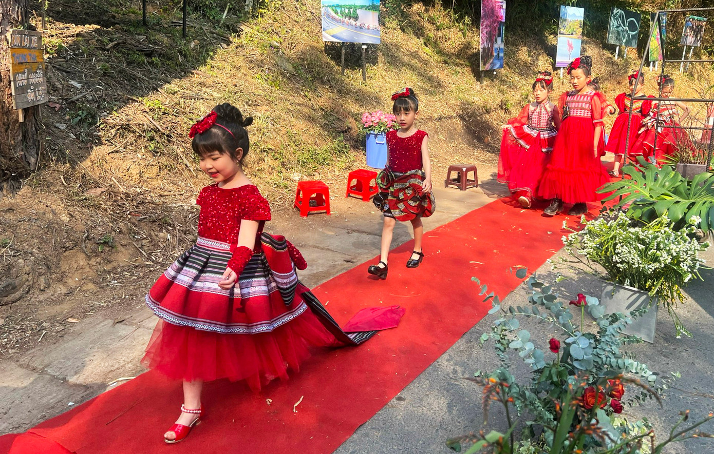 Những người mẫu nhí trên sàn diễn đường phố. Những người mẫu nhí trên sàn diễn đường phố.