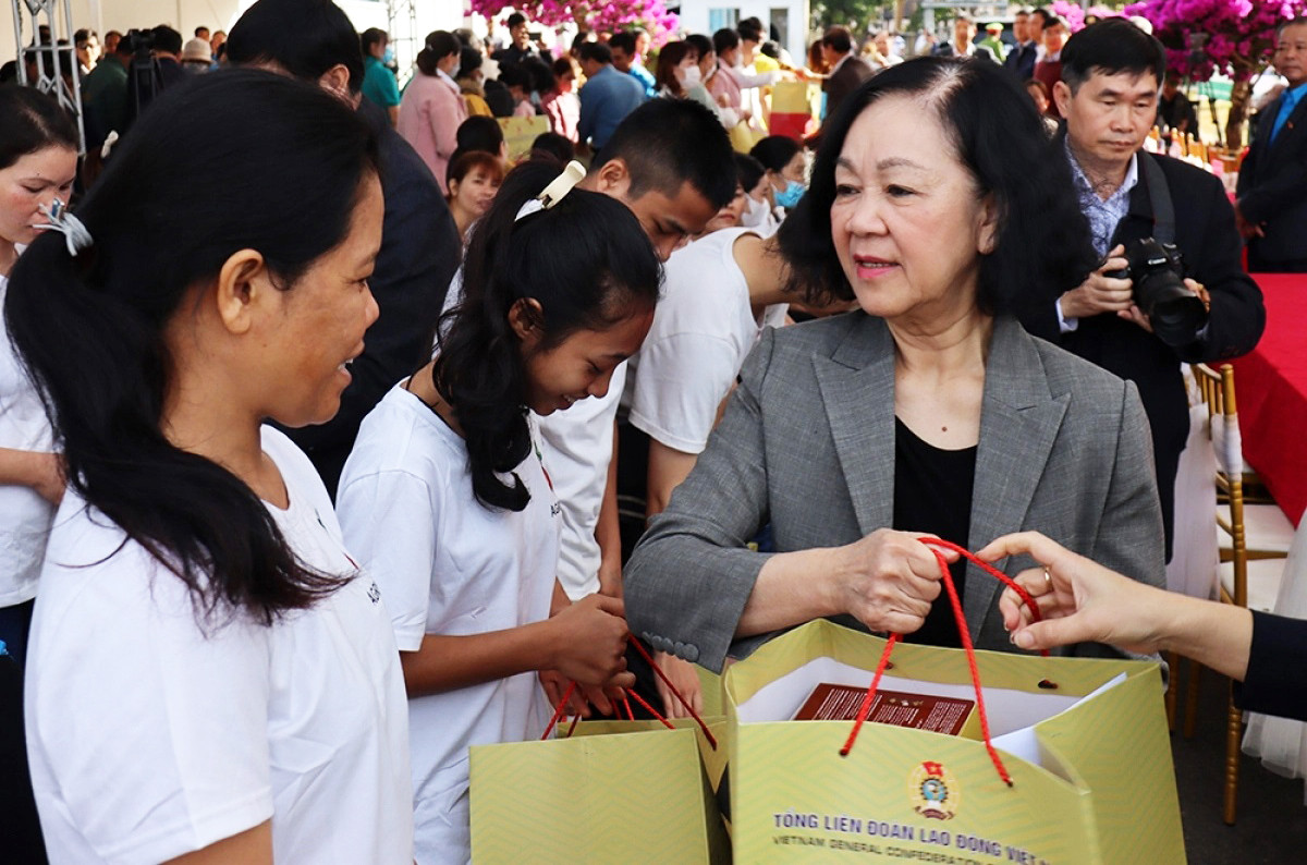 Bà Trương Thị Mai tặng quà Tết cho công nhân, người lao động ở Lâm Đồng Bà Trương Thị Mai tặng quà Tết cho công nhân, người lao động ở Lâm Đồng