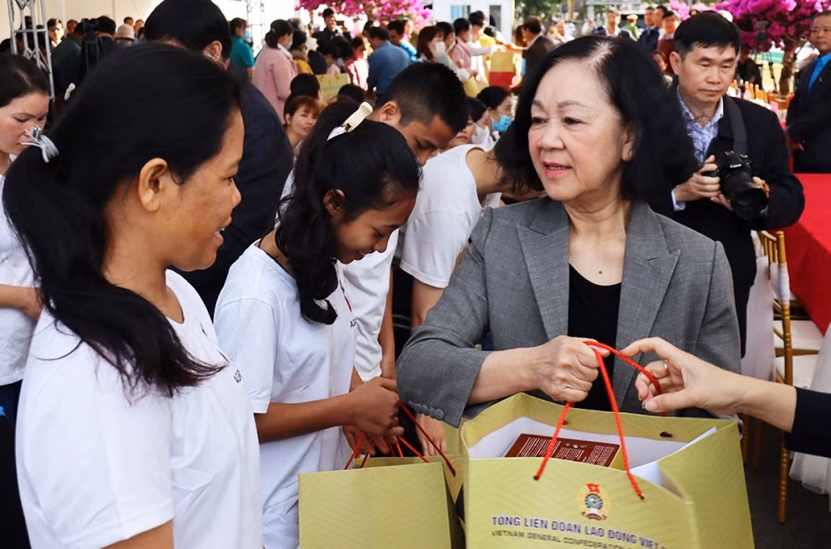 Bà Trương Thị Mai tặng quà Tết cho công nhân, người lao động ở Lâm Đồng
