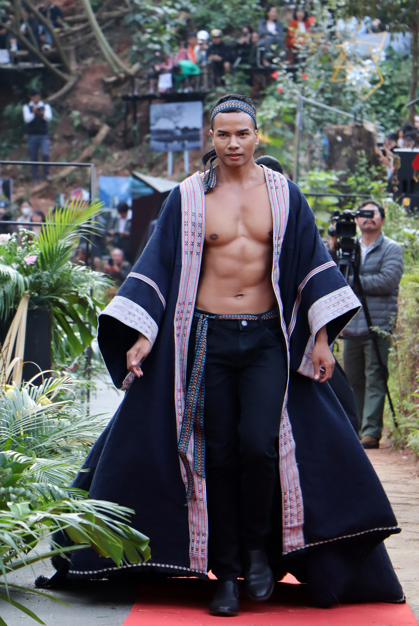 Vẻ đẹp khỏe khoắn của trang phục K'Ho. Vẻ đẹp khỏe khoắn của trang phục K'Ho.