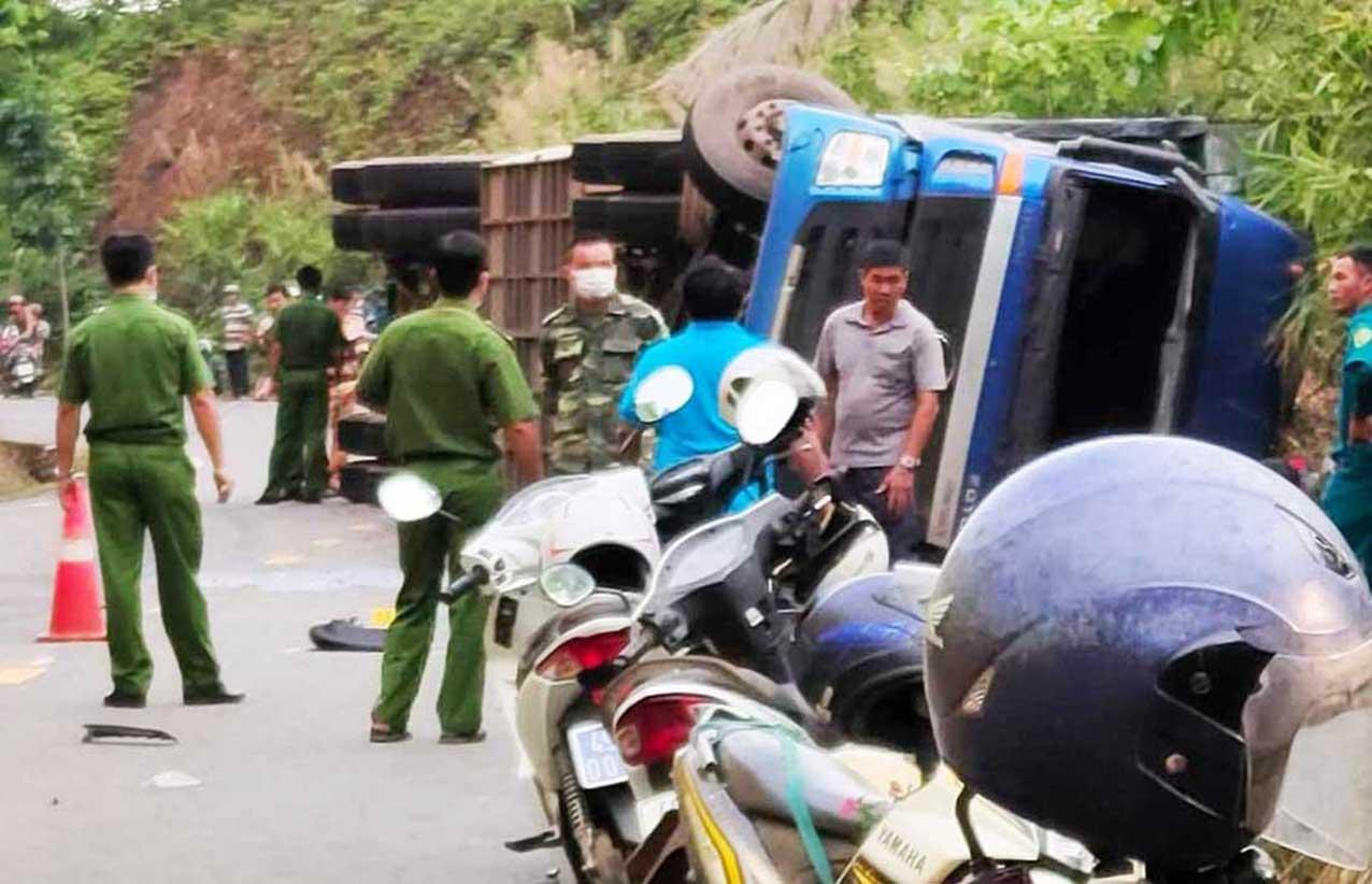 Lực lượng chức năng khám nghiệm hiện trường vụ tai nạn