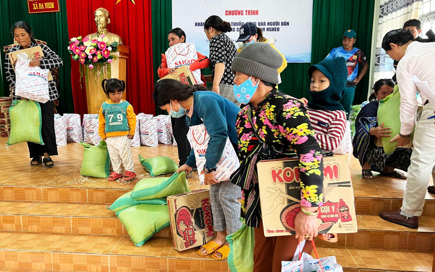 Trao tặng lương thực, thực phẩm thiết yếu cho các hộ có hoàn cảnh khó khăn