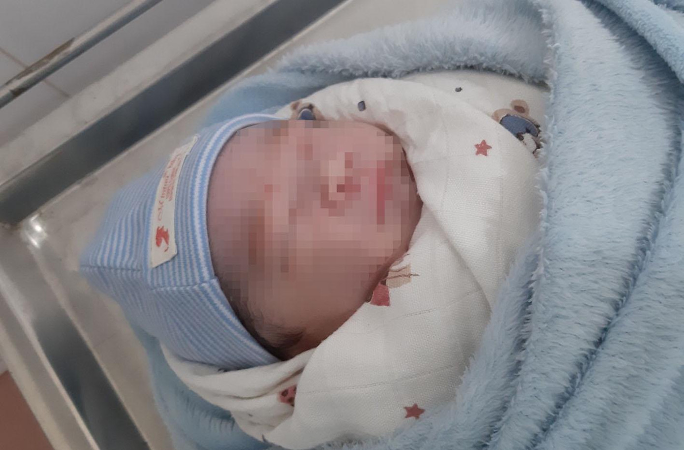 Bé trai chào đời trong khu cách ly y tế Trung tâm Y tế Đạ Tẻh