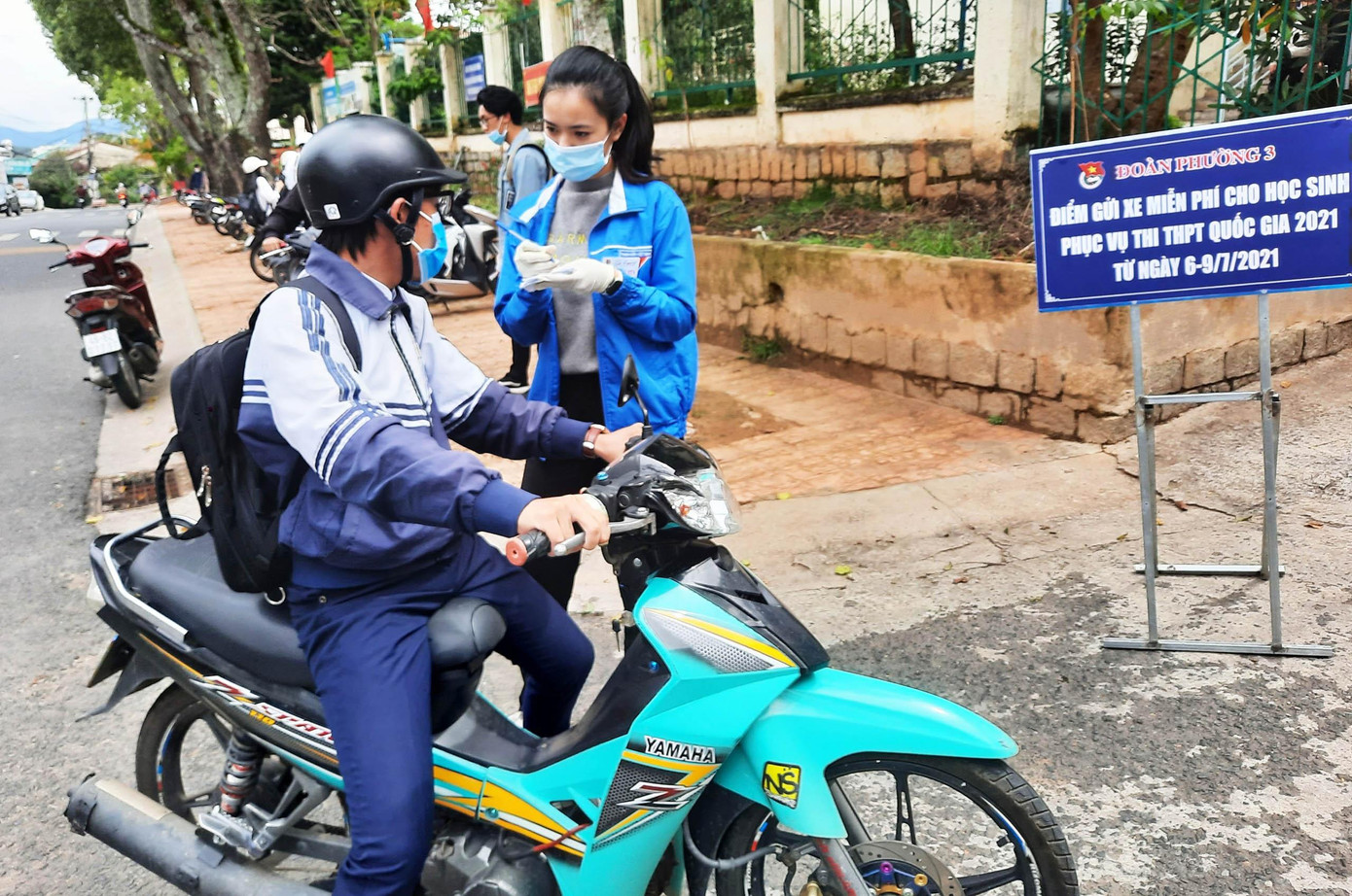 Hướng dẫn thí sinh đưa xe vào bãi giữ xe miễn phí Hướng dẫn thí sinh đưa xe vào bãi giữ xe miễn phí