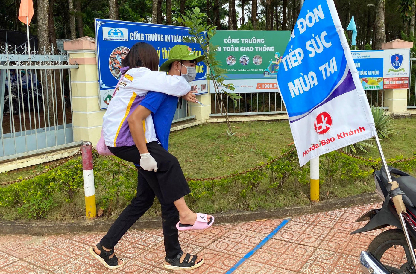 Cõng thí sinh bị thương ở chân đến địa điểm thi Cõng thí sinh bị thương ở chân đến địa điểm thi