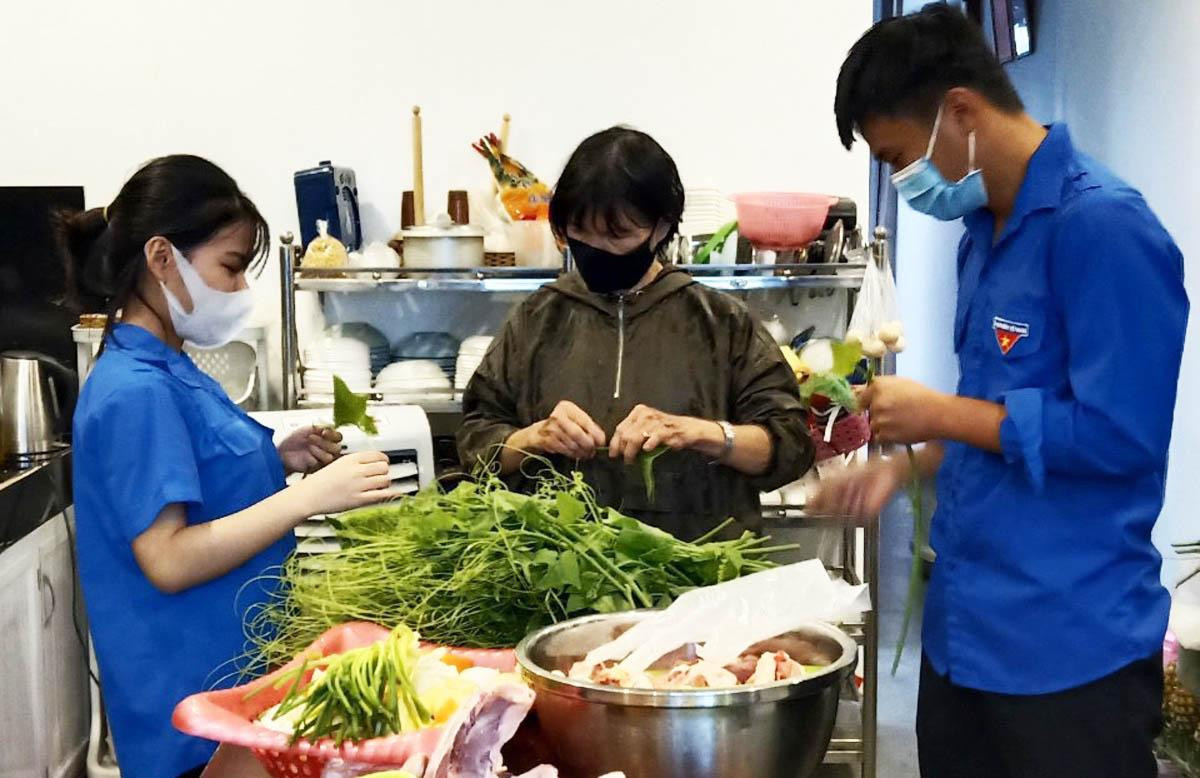 Nấu cơm tặng sĩ tử có hoàn cảnh khó khăn Nấu cơm tặng sĩ tử có hoàn cảnh khó khăn