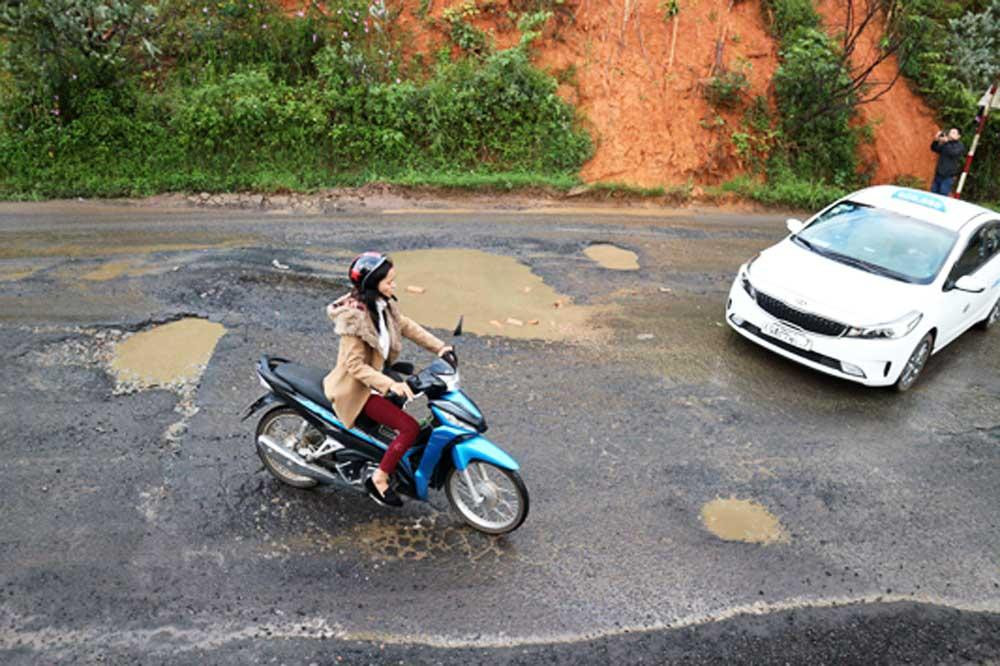 Xe cộ phải bò hoặc 'đánh võng' trên đường né ổ voi, ổ gà Xe cộ phải bò hoặc 'đánh võng' trên đường né ổ voi, ổ gà