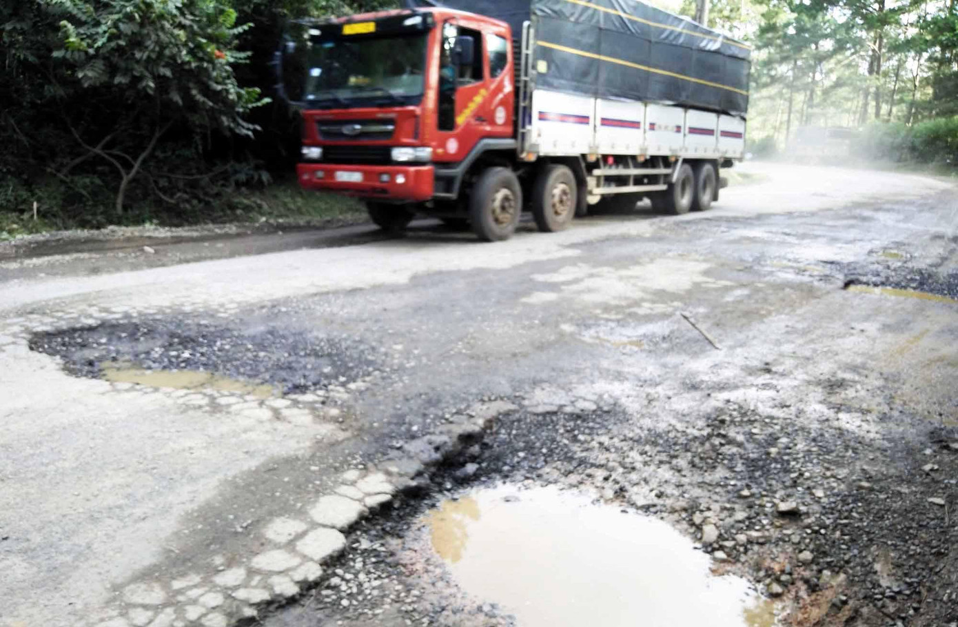 Toàn bộ xe tải trên 1,5 tấn phải lưu thông trên con đèo xuống cấp trầm trọng này để ra vào Đà Lạt Toàn bộ xe tải trên 1,5 tấn phải lưu thông trên con đèo xuống cấp trầm trọng này để ra vào Đà Lạt