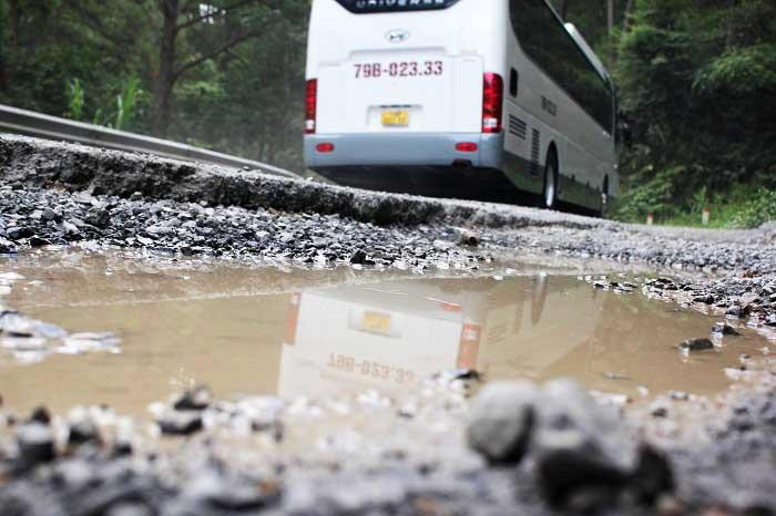 Khách du lịch bị hành trên 'con đèo đau khổ' Khách du lịch bị hành trên 'con đèo đau khổ'