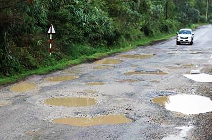 Mặt đường dày đặc ổ voi, ổ trâu Mặt đường dày đặc ổ voi, ổ trâu