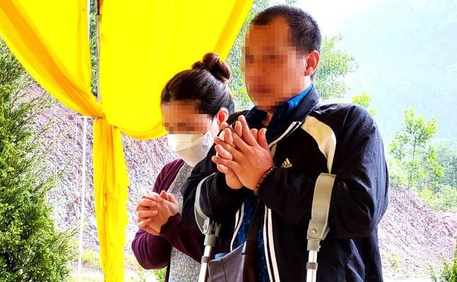 Ông Quang và bà Bích tại đám tang của cháu bé Ông Quang và bà Bích tại đám tang của cháu bé