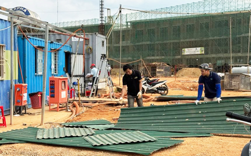 Tháo dỡ lán trại, công trình phụ