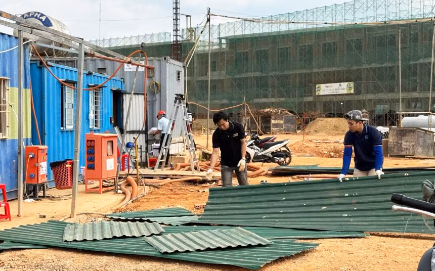 Tháo dỡ lán trại, công trình phụ