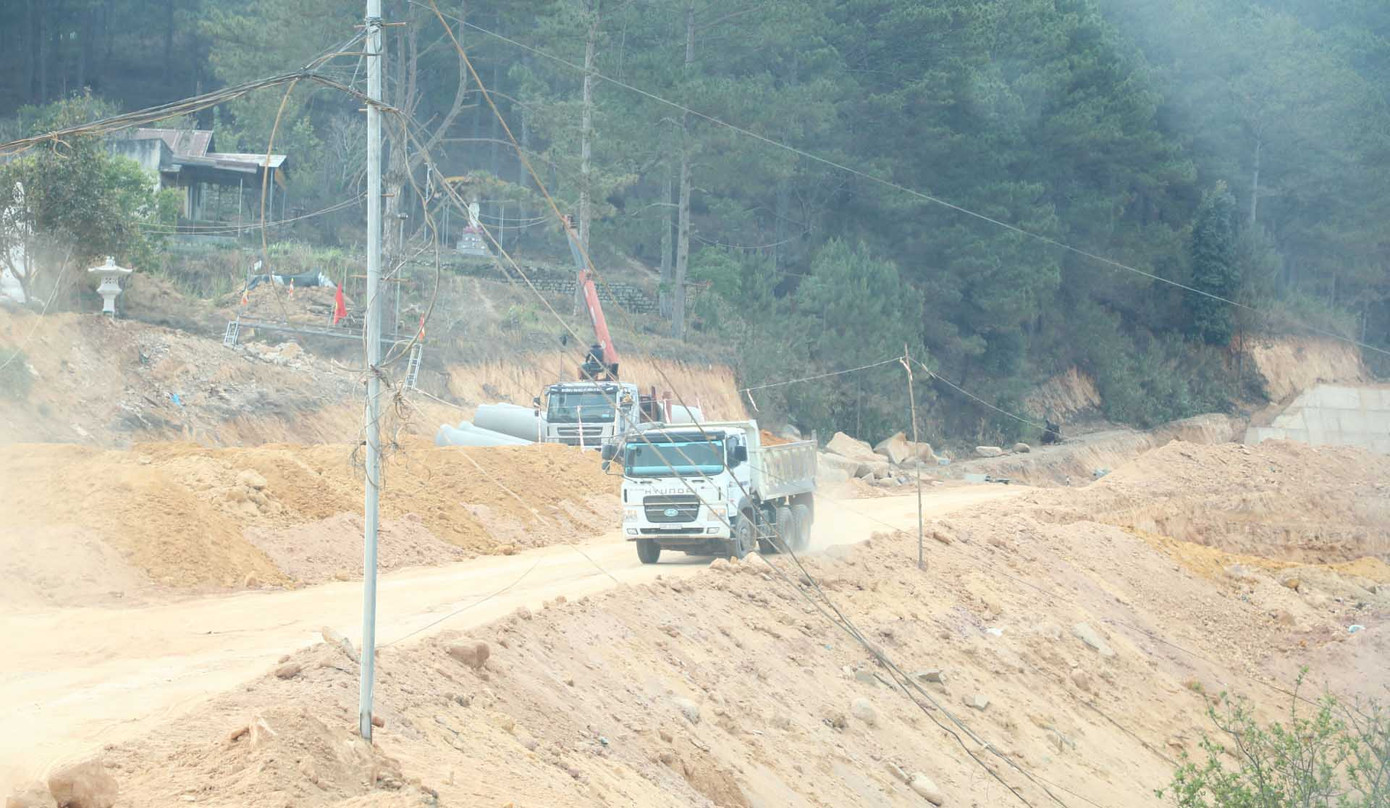 Đường vành đai Đà Lạt đã được gia hạn thi công nhiều tháng qua nhưng vẫn còn ngổn ngang Đường vành đai Đà Lạt đã được gia hạn thi công nhiều tháng qua nhưng vẫn còn ngổn ngang