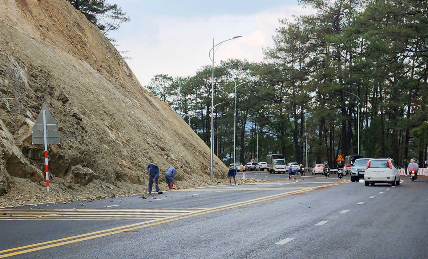 Sạt lở đất ta luy dương đèo Prenn ngày 1/4/2024