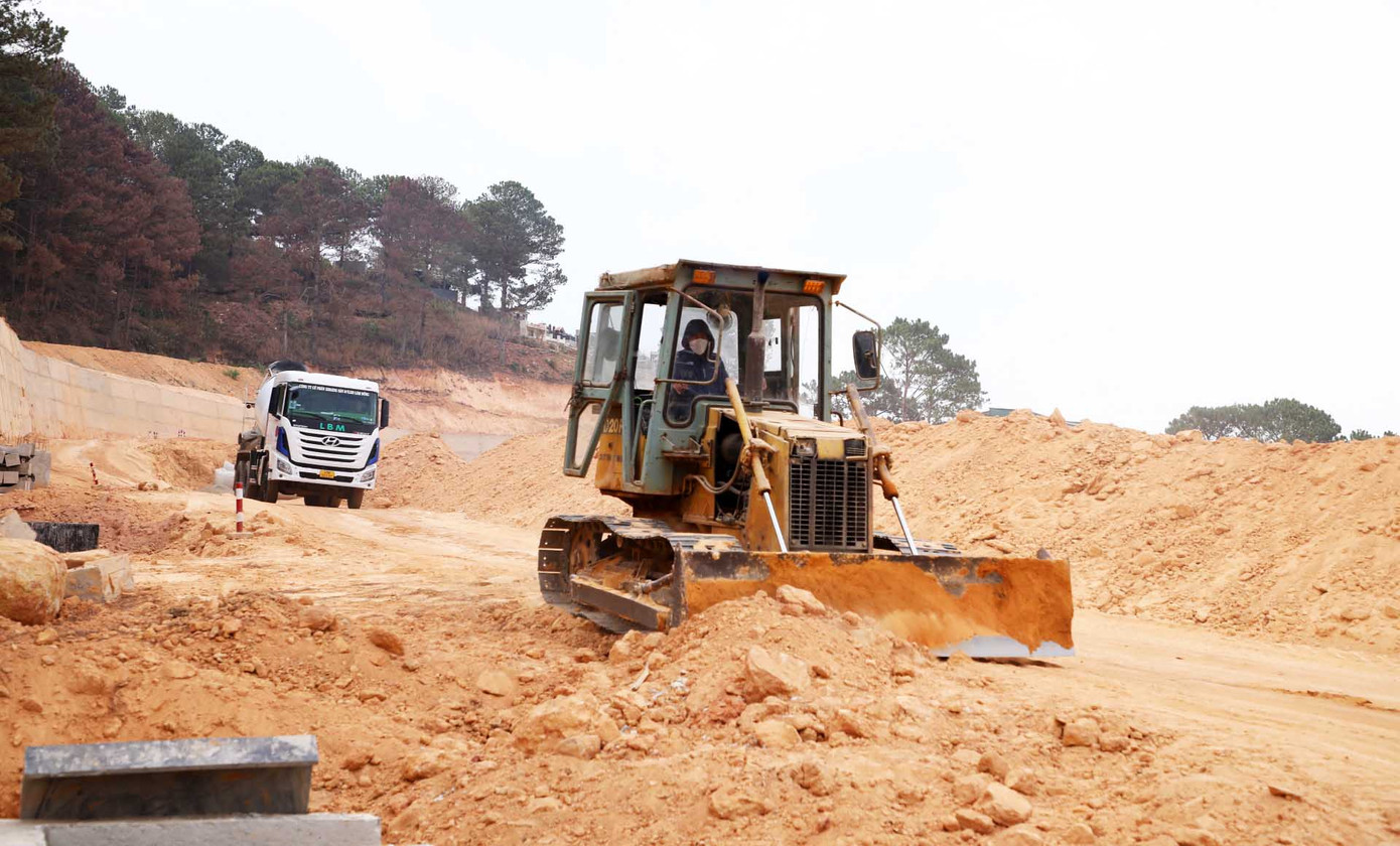 Nguy cơ chậm tiến độ thi công vì việc giao mặt bằng quá chậm và mùa mưa đang đến gần Nguy cơ chậm tiến độ thi công vì việc giao mặt bằng quá chậm và mùa mưa đang đến gần