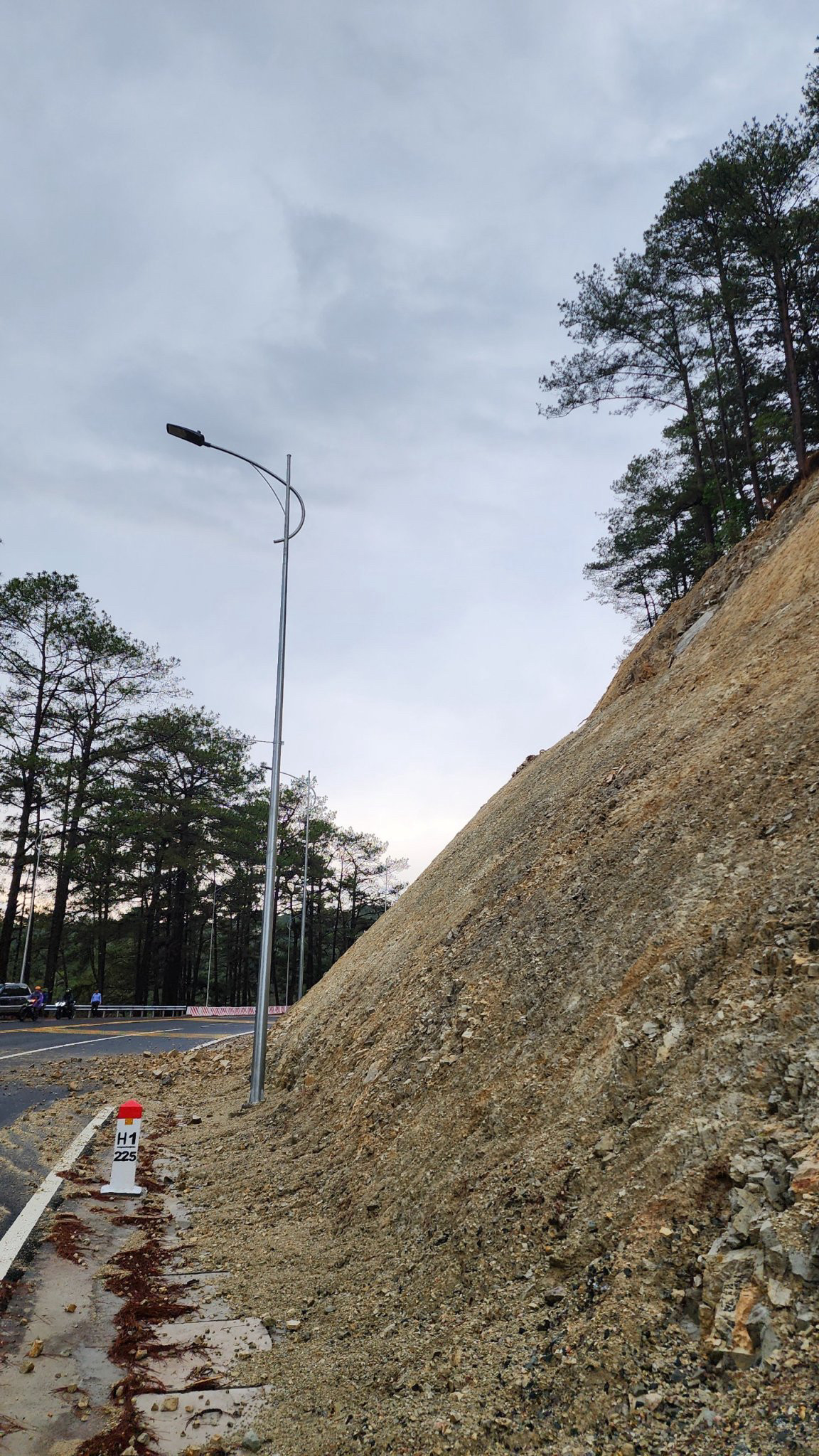 Một bờ đất đá rất cao chưa được che chắn