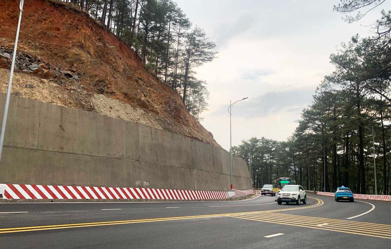 Mới xây ta luy che chắn số ít đoạn dễ bị sạt lở ven đèo