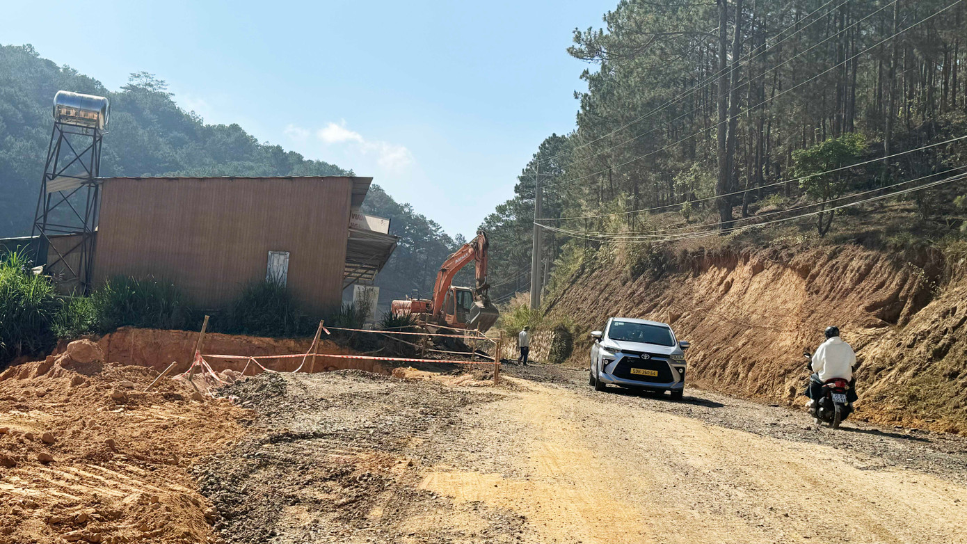 Một đoạn đường thi công dở dang do chưa xong khâu giải phóng mặt bằng Một đoạn đường thi công dở dang do chưa xong khâu giải phóng mặt bằng