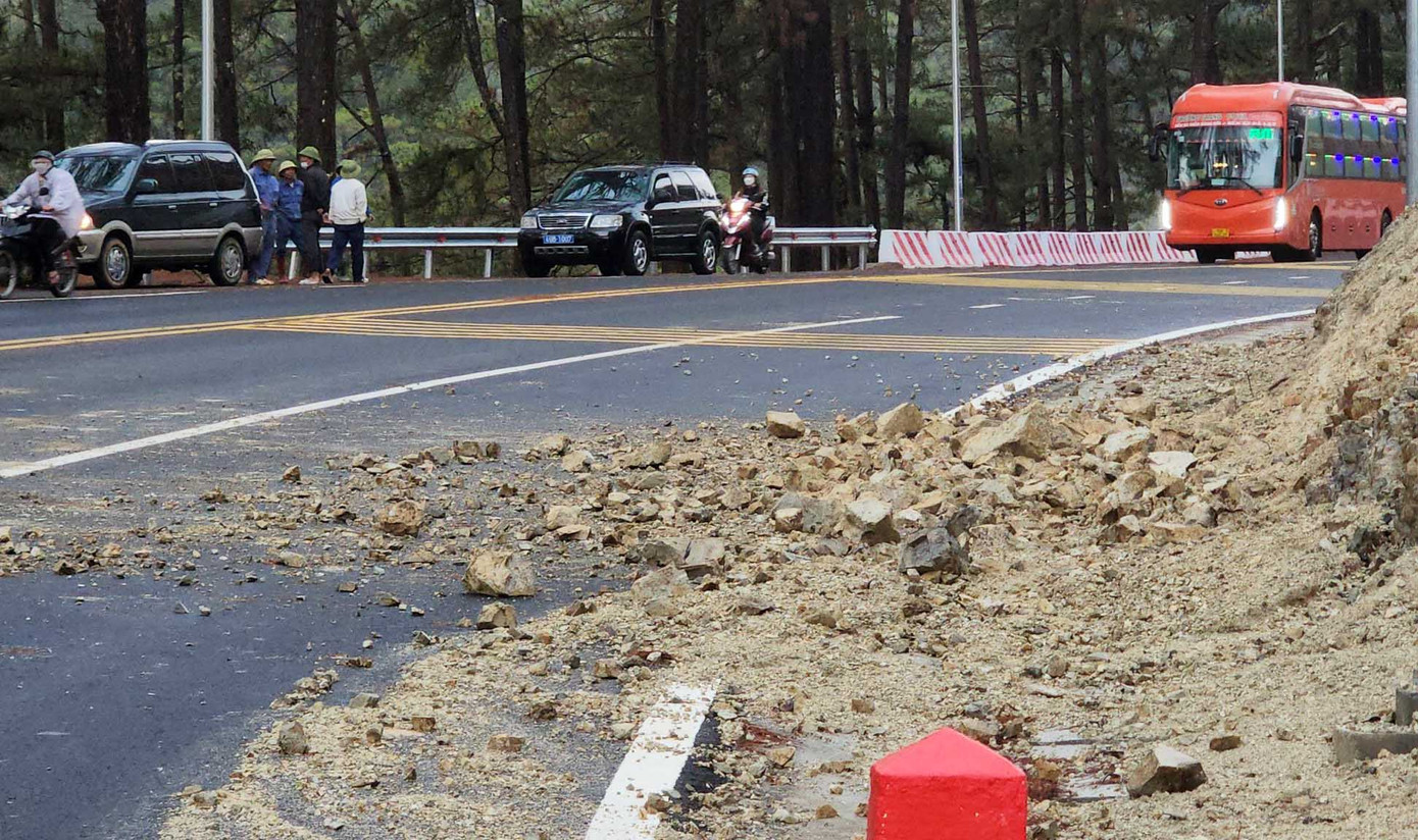 Đất đá rơi vãi xuống lòng đường