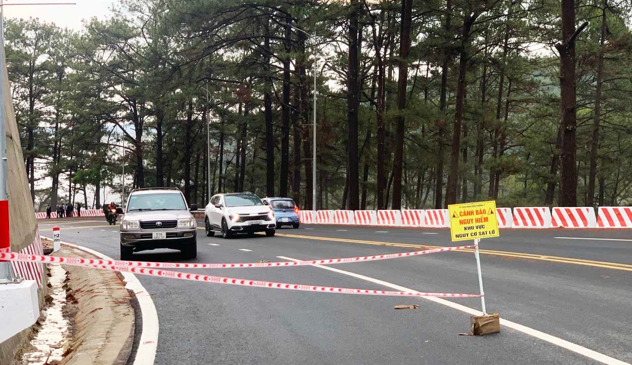 Cắm biển, giăng dây cảnh báo nguy hiểm ở đoạn bị sạt lở