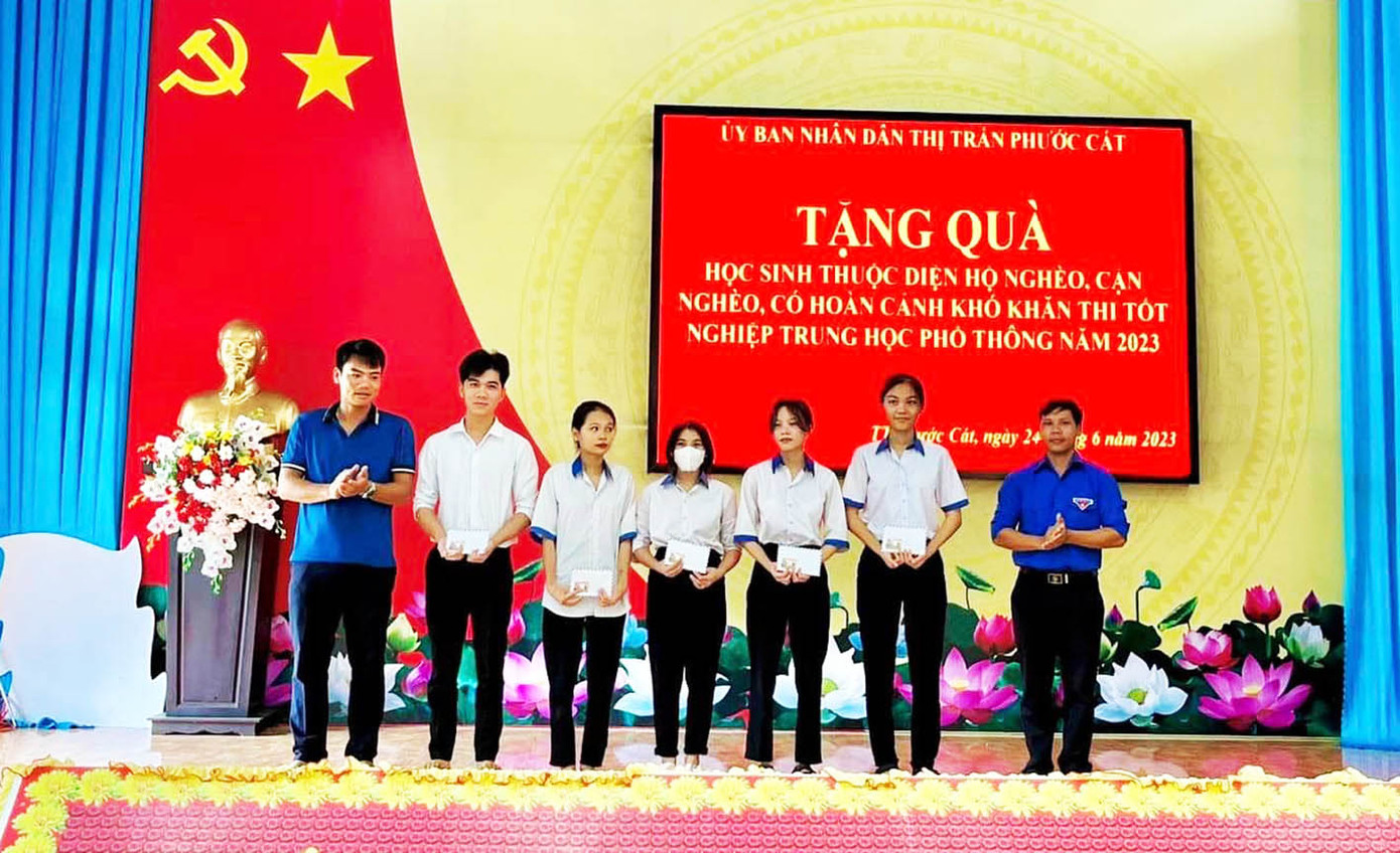 UBND Thị trấn Phước Cát (huyện Cát Tiên) và đoàn thanh niên trao quà cho những thí sinh có hoàn cảnh khó khăn. Ảnh: CTV