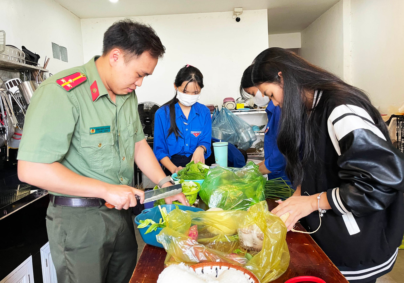 Nhóm bạn trẻ nấu cơm tặng sỹ tử nghèo Nhóm bạn trẻ nấu cơm tặng sỹ tử nghèo
