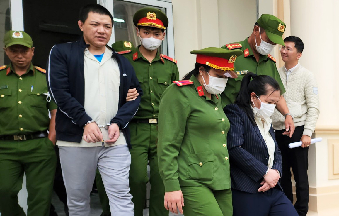 Công an áp giải bị cáo Bùi Thị Mai liên và đồng phạm Công an áp giải bị cáo Bùi Thị Mai liên và đồng phạm