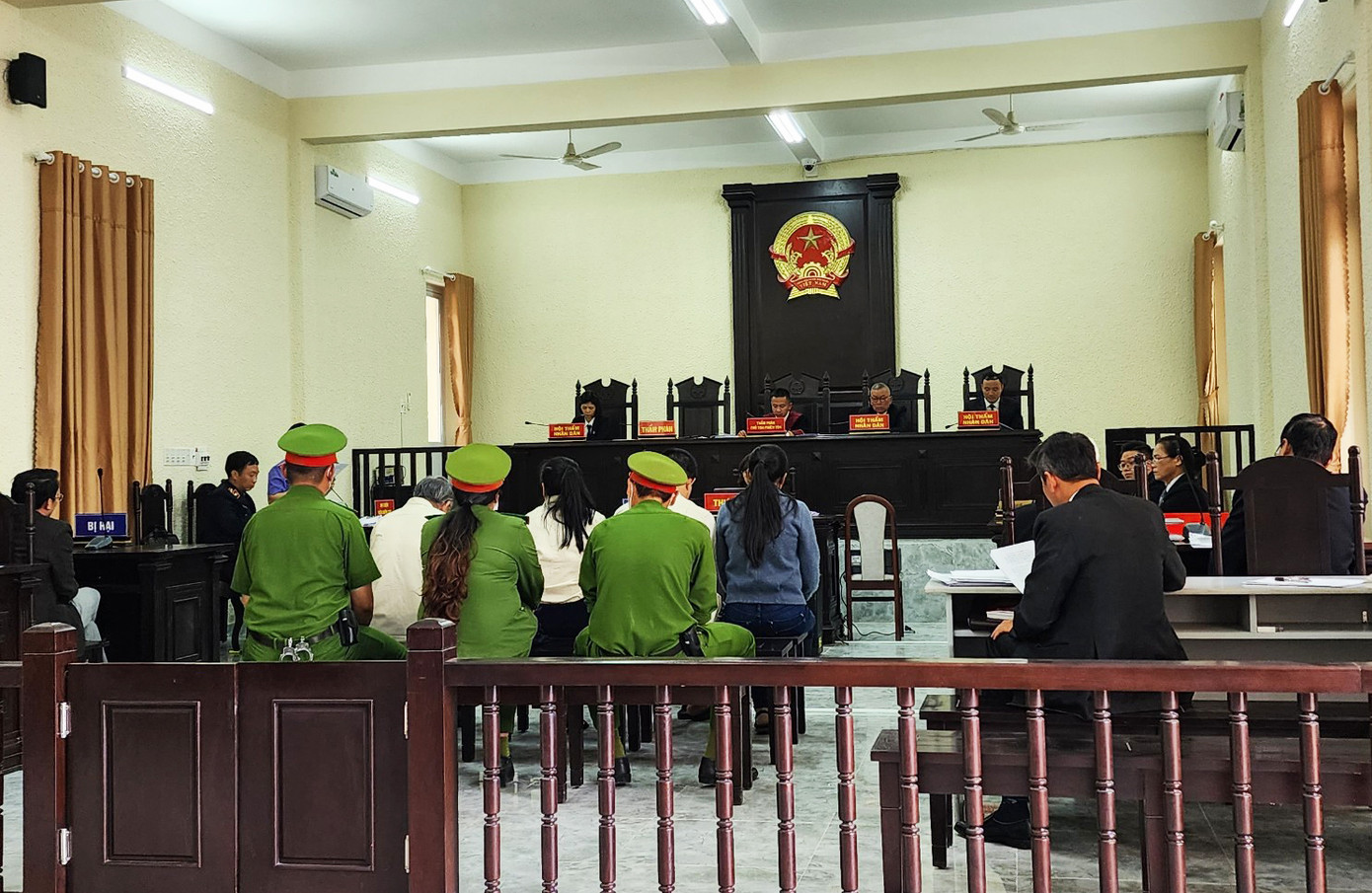 Phiên tòa xét xử 4 bị cáo Phiên tòa xét xử 4 bị cáo