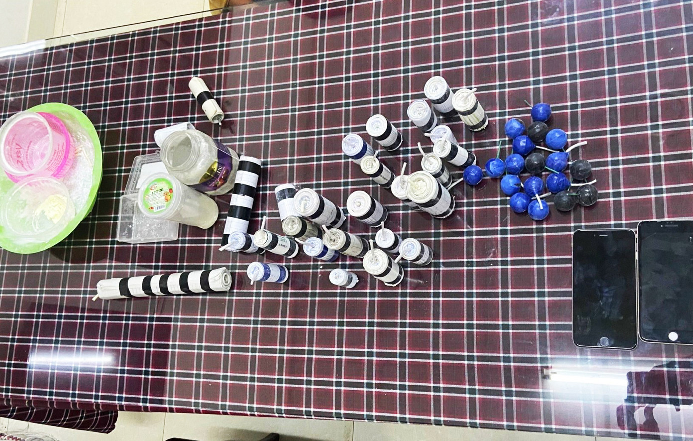 Một số quả pháo và hóa chất dùng để chế tạo pháo. Ảnh: Công an Một số quả pháo và hóa chất dùng để chế tạo pháo. Ảnh: Công an