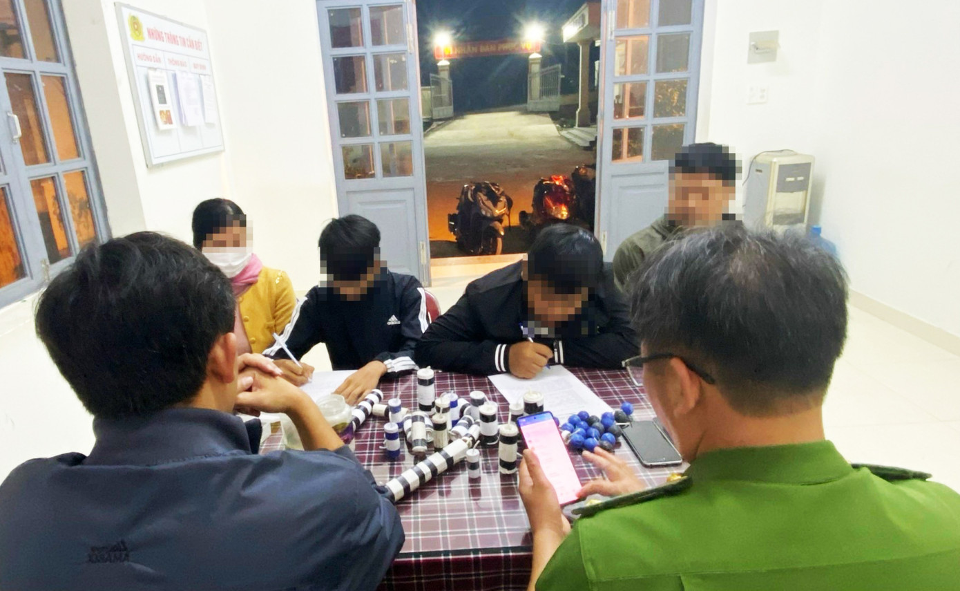 Công an làm việc với hai học sinh và phụ huynh về vụ chế tạo, rao bán pháo nổ. Ảnh: Công an Công an làm việc với hai học sinh và phụ huynh về vụ chế tạo, rao bán pháo nổ. Ảnh: Công an