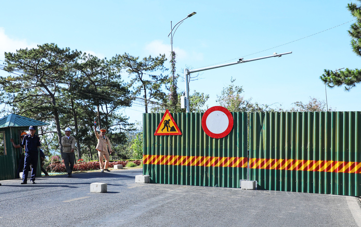 Dựng rào chắn, biển cấm ở đầu đèo Prenn