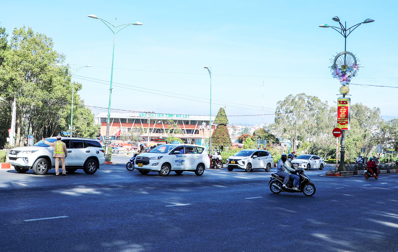 Cảnh sát giao thông hướng dẫn các phương tiện đi hướng khác để rời Đà Lạt