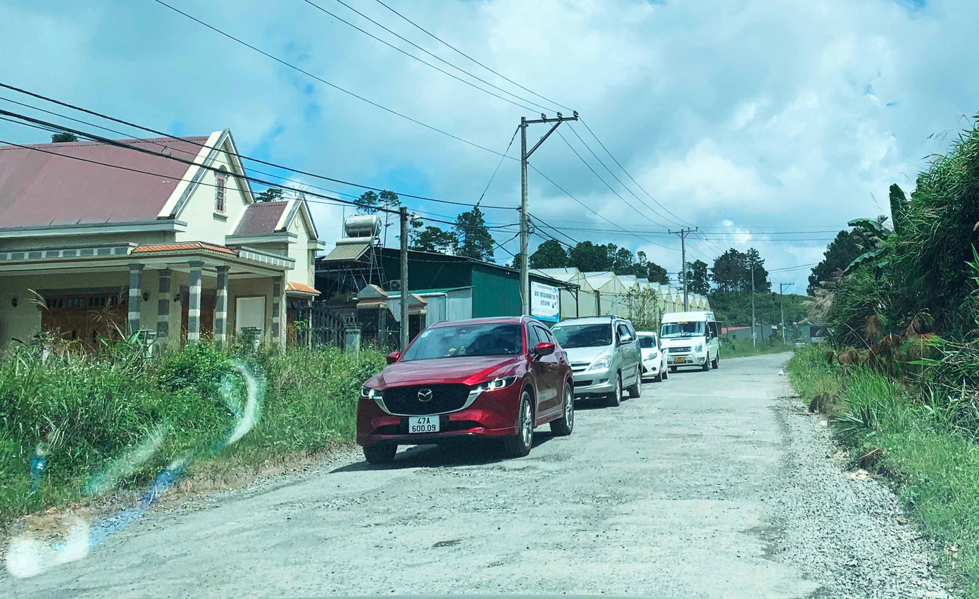 Mặt đường một đoạn thuộc quốc lộ 27 bị bong tróc, xe cộ di chuyển chậm Mặt đường một đoạn thuộc quốc lộ 27 bị bong tróc, xe cộ di chuyển chậm