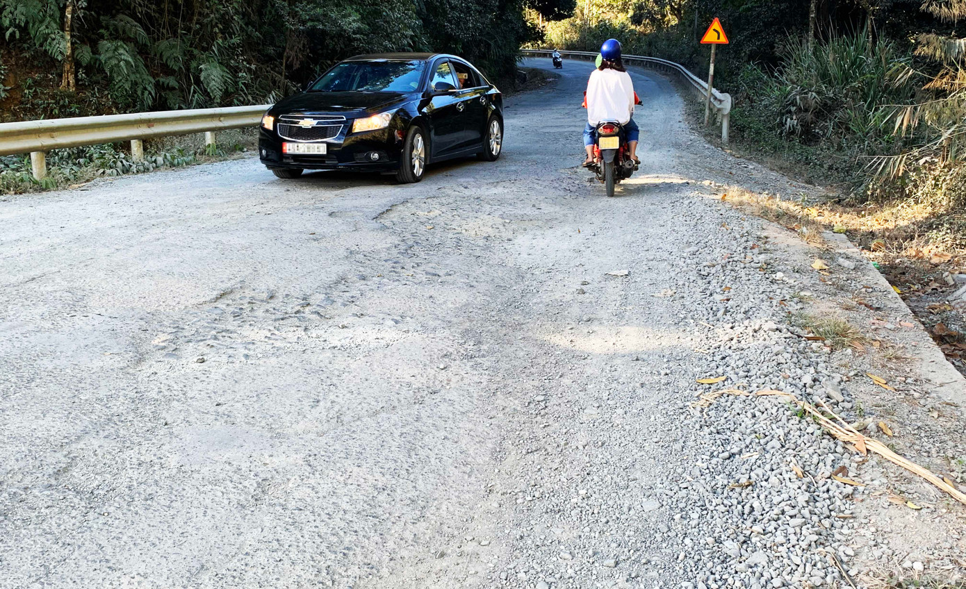 Đường đèo bị hư hỏng nặng tiềm ẩn nguy cơ xảy ra tai nạn giao thông Đường đèo bị hư hỏng nặng tiềm ẩn nguy cơ xảy ra tai nạn giao thông