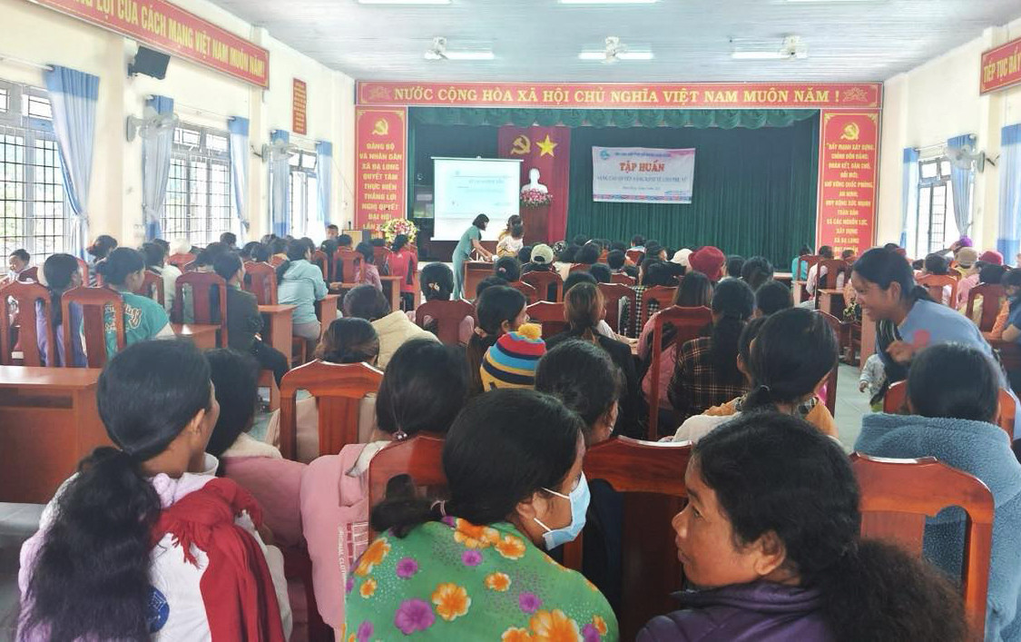 Tập huấn cho phụ nữ về xóa bỏ định kiến, khuôn mẫu giới...