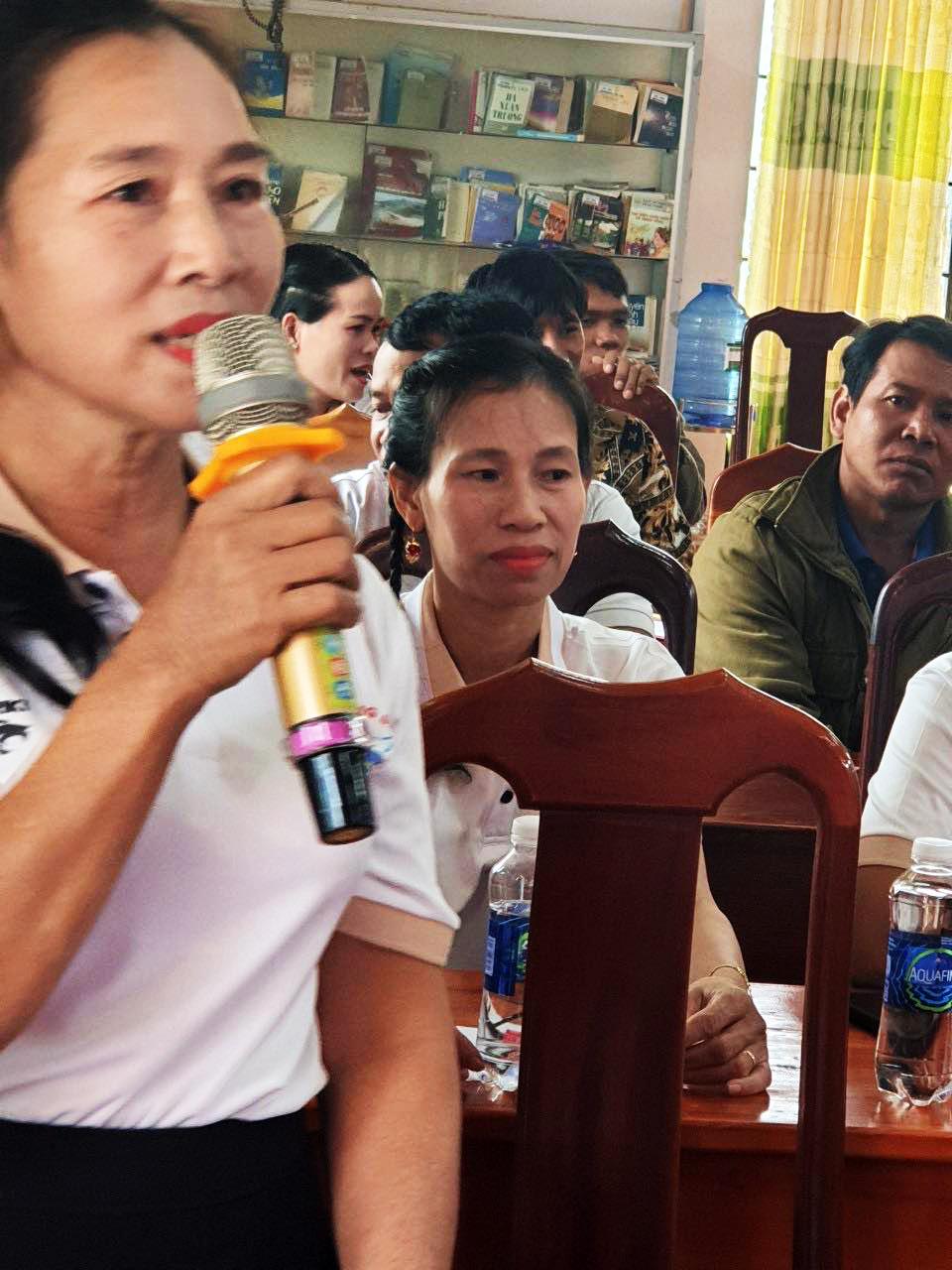 Hội viên phụ nữ phát biểu ý kiến đối thoại với chính quyền