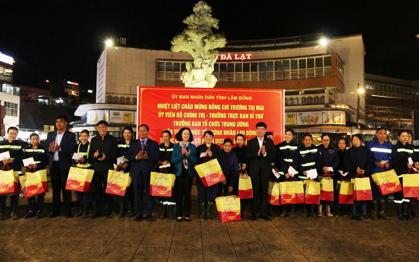 Thường trực Ban Bí thư chúc Tết và trao quà cho công nhân lao động tại chợ Đà Lạt Thường trực Ban Bí thư chúc Tết và trao quà cho công nhân lao động tại chợ Đà Lạt